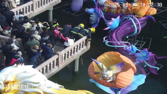 别担心“蓝朋友”们来了→球盟会最新拐杖不慎落水！(图3)