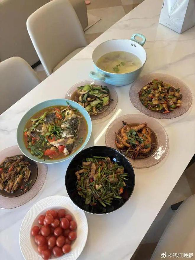 月入两万称不是为流量女子穿瑜伽服上门做饭(图2)
